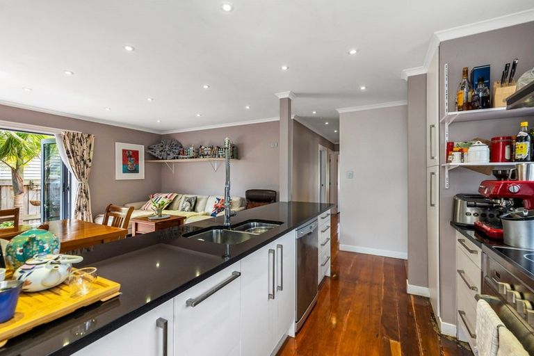 Photo of property in 88 Kaurilands Road, Titirangi, Auckland, 0604