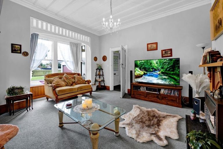 Photo of property in 237 South Road, Hawera, 4610