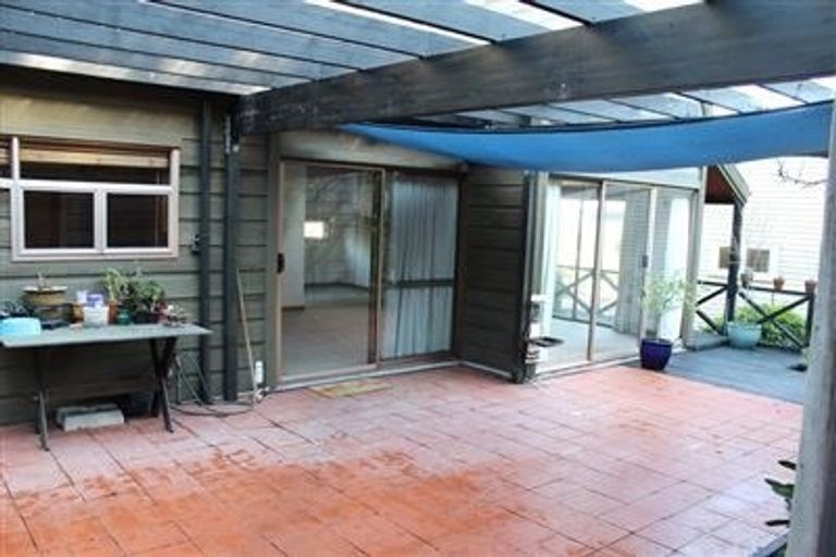 Photo of property in 21 Kakariki Grove, Waikanae, 5036