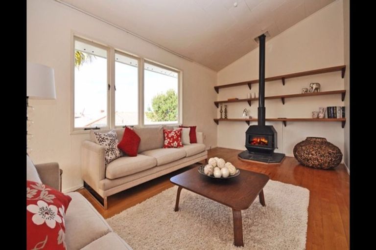 Photo of property in 2/51 Ocean View Road, Hillcrest, Auckland, 0627