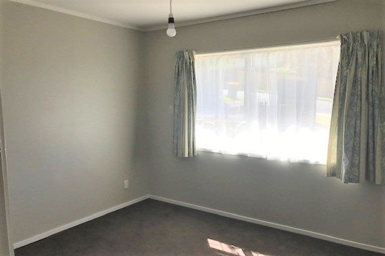 Photo of property in 2 Stallard Place, Glen Eden, Auckland, 0602