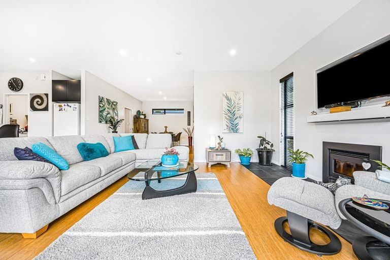 Photo of property in 18 Awanui Crescent, Matakana, 0985