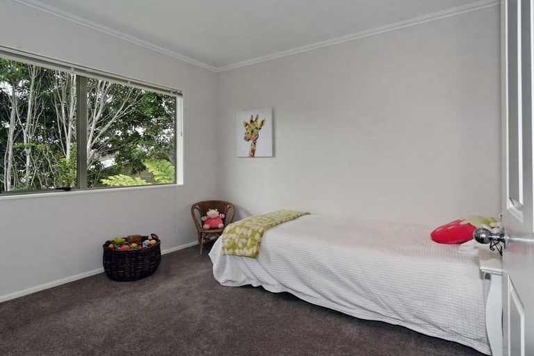 Photo of property in 13 La Roche Place, Northcote, Auckland, 0627