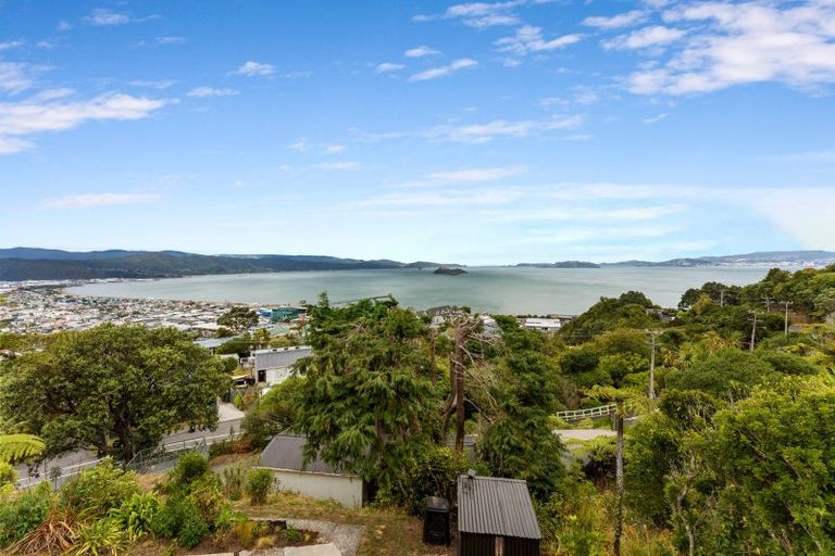 Photo of property in 25 Singers Road, Korokoro, Lower Hutt, 5012