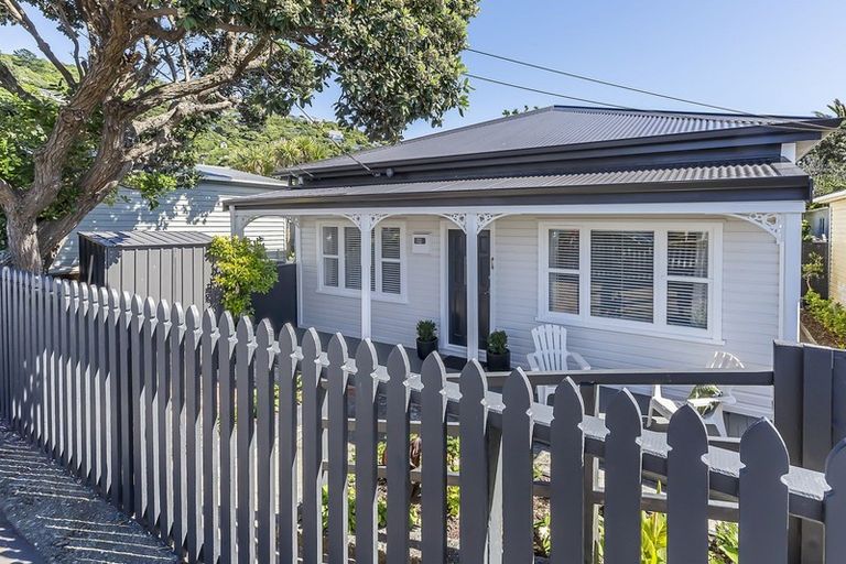 Photo of property in 18 Rua Street, Lyall Bay, Wellington, 6022