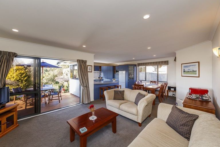 Photo of property in 15 Greenwood Place, Fitzherbert, Palmerston North, 4410