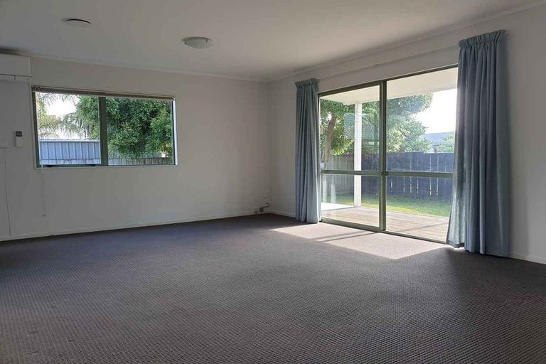 Photo of property in 17a Enderby Drive, Te Atatu Peninsula, Auckland, 0610