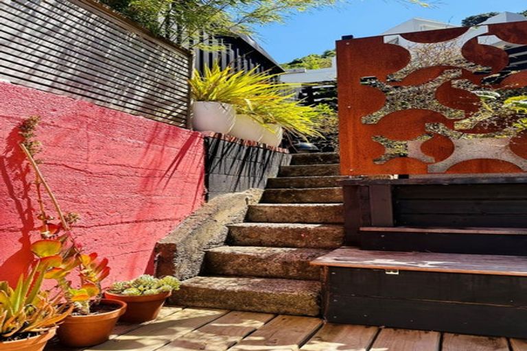 Photo of property in 180 Sutherland Road, Lyall Bay, Wellington, 6022