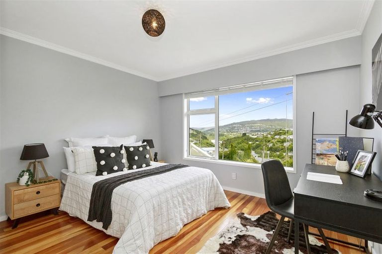 Photo of property in 42 Turville Crescent, Newlands, Wellington, 6037