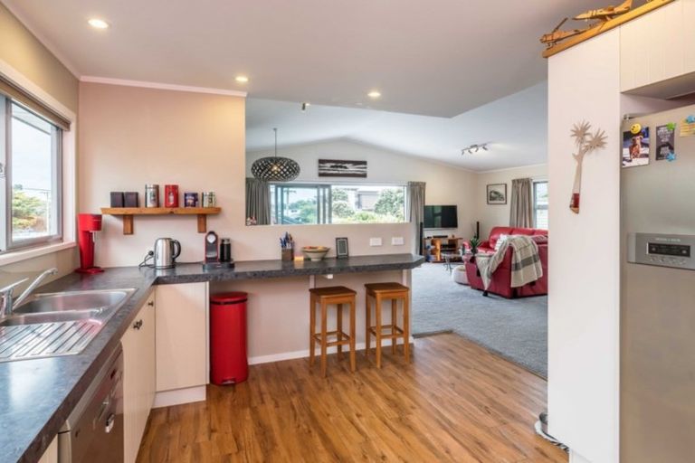 Photo of property in 93b The Esplanade, Raumati South, Paraparaumu, 5032