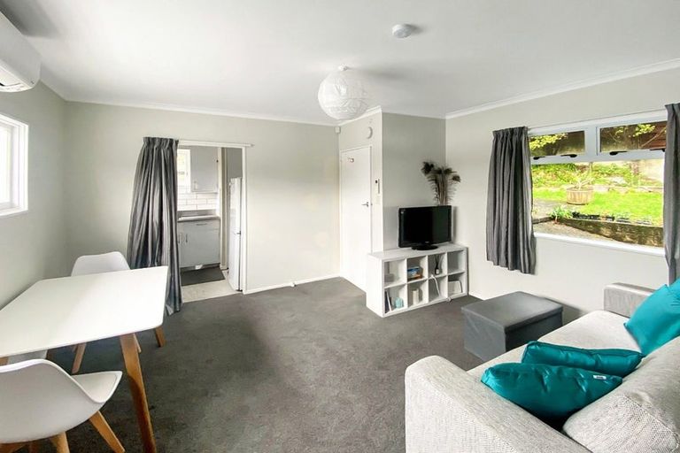 Photo of property in 27 Kellsmere Crescent, Island Bay, Wellington, 6023