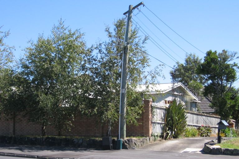 Photo of property in 53 Onewa Road, Northcote, Auckland, 0627