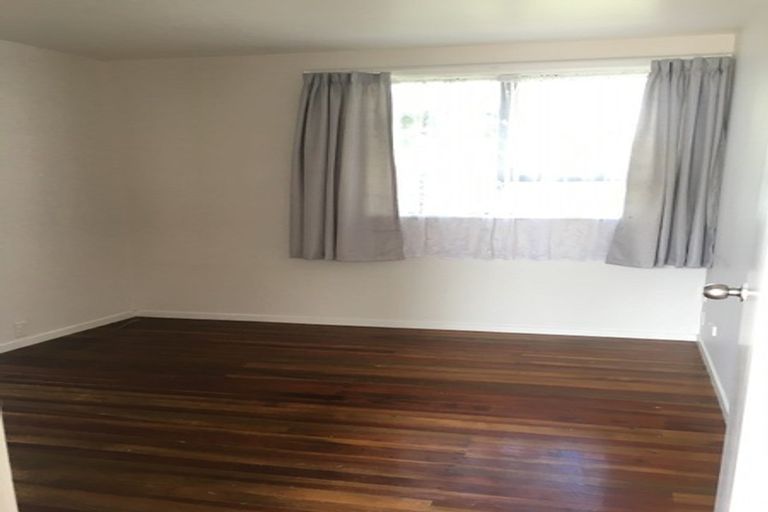 Photo of property in 26 Kingdale Road, Henderson, Auckland, 0610