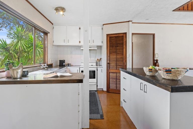 Photo of property in 1/918 Beach Road, Waiake, Auckland, 0630