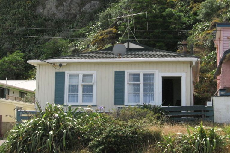 Photo of property in 390 The Esplanade, Island Bay, Wellington, 6023