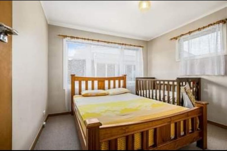 Photo of property in 8 Maunder Place, New Lynn, Auckland, 0600