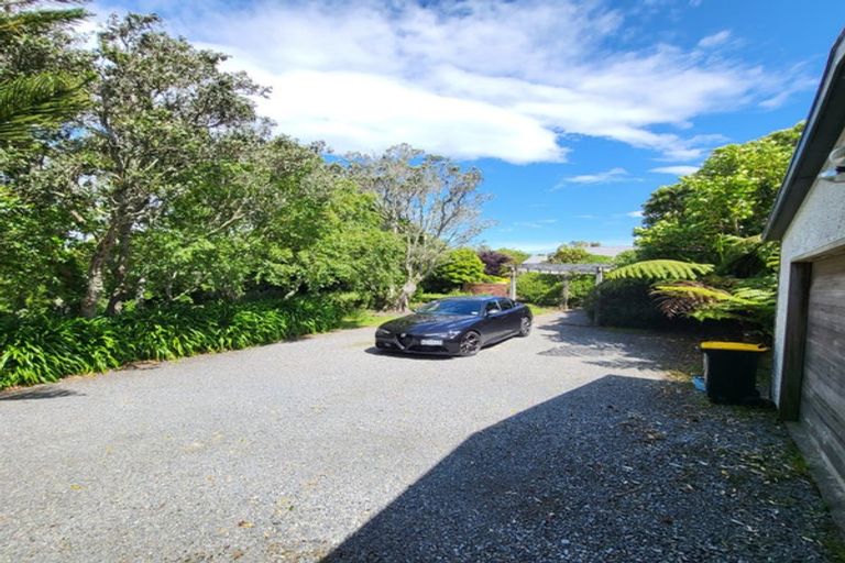 Photo of property in 10 Hillview Crescent, Paparangi, Wellington, 6037