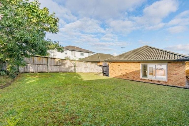Photo of property in 32 Hugh Green Drive, Pinehill, Auckland, 0632