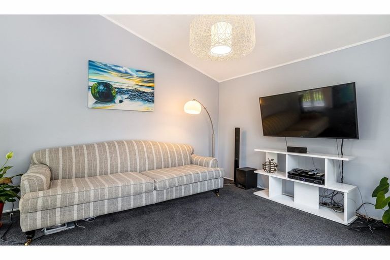 Photo of property in 42 Opanuku Road, Henderson Valley, Auckland, 0612