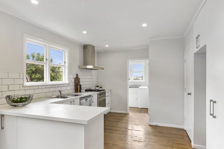 Photo of property in 6 Thurleigh Grove, Karori, Wellington, 6012