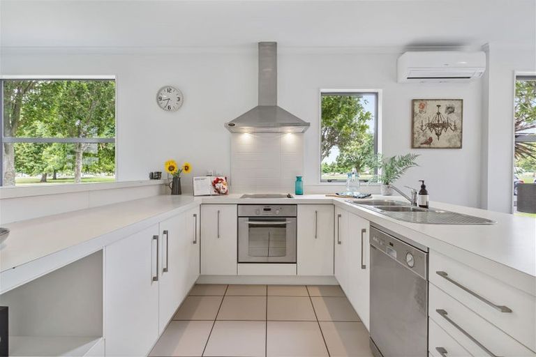 Photo of property in 35 The Track, Takanini, 2112