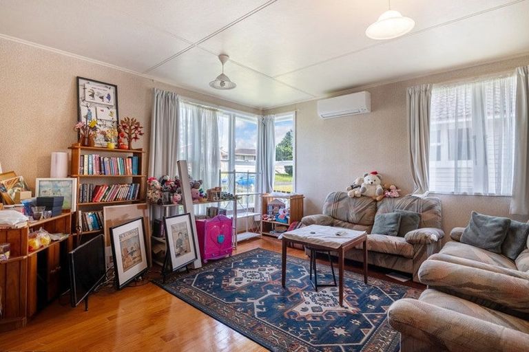 Photo of property in 73 Greenslade Crescent, Northcote, Auckland, 0627
