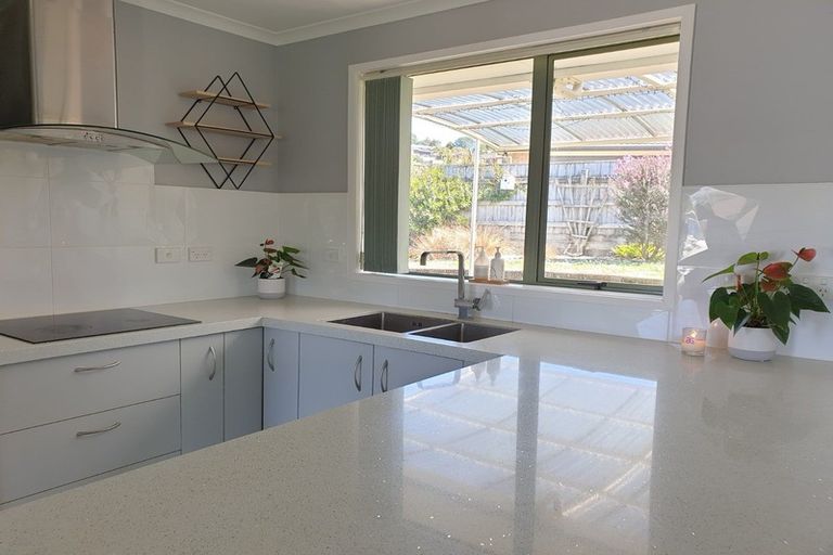 Photo of property in 2 Te Kauri Place, Helensville, 0800