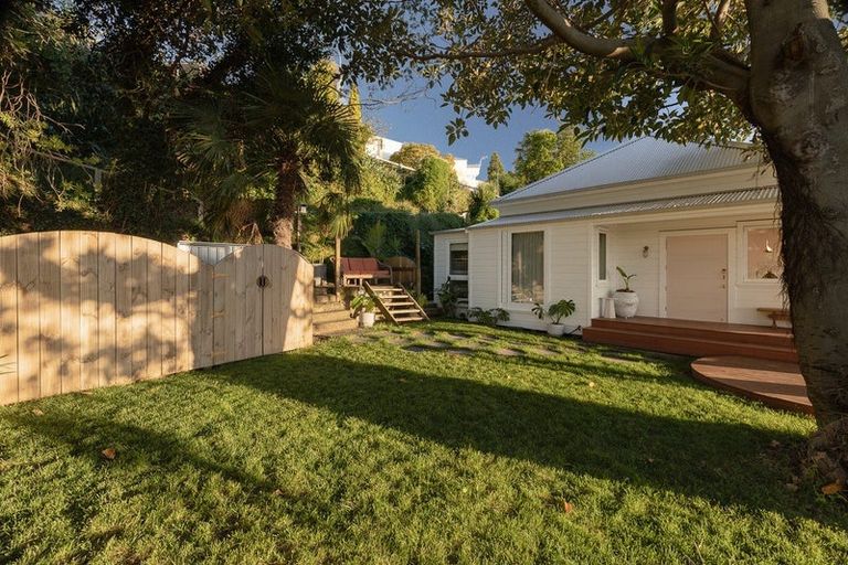 Photo of property in 5 Denholm Road, Hospital Hill, Napier, 4110