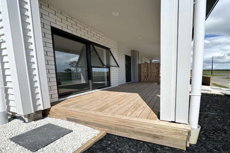 Photo of property in 30 Auranga Drive, Karaka, 2113