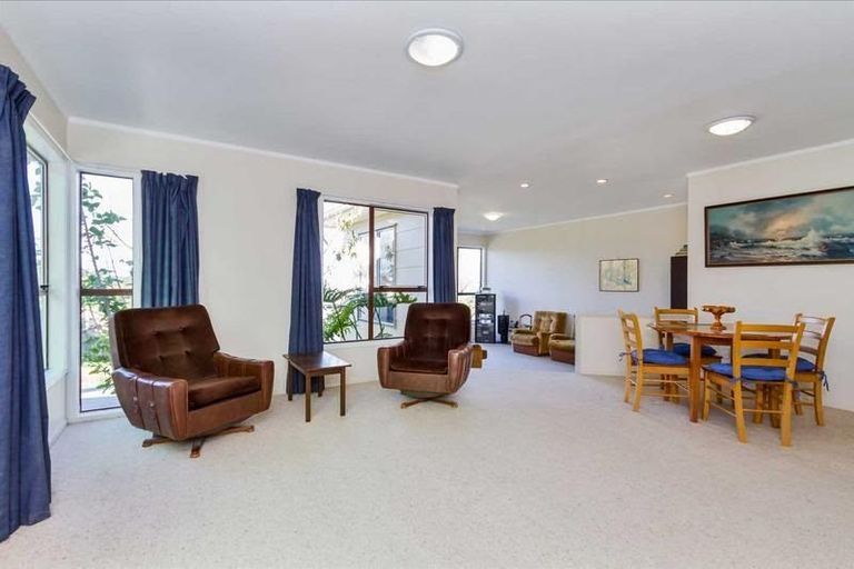 Photo of property in 15 Yule Place, Massey, Auckland, 0614