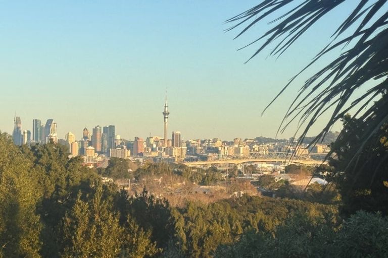 Photo of property in 3/71 Pupuke Road, Northcote, Auckland, 0627