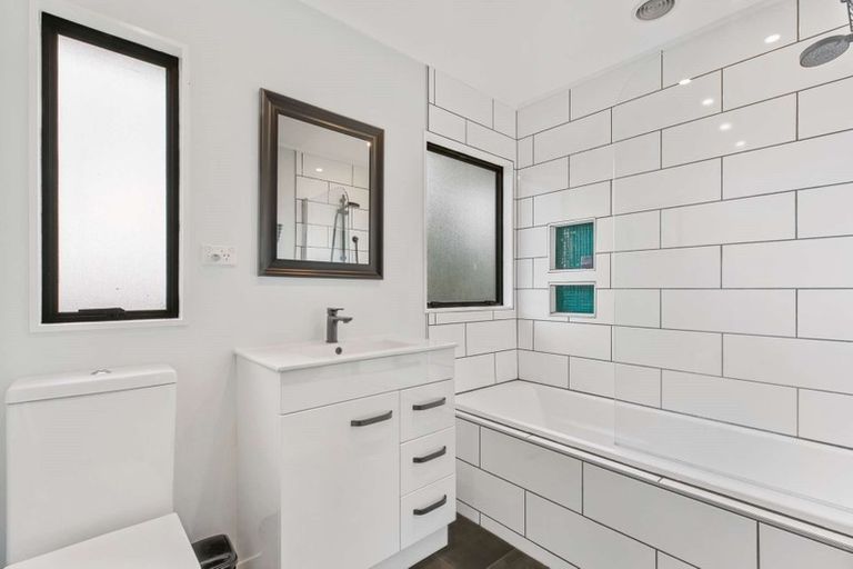 Photo of property in 2/7 Maywood Crescent, Glen Eden, Auckland, 0602