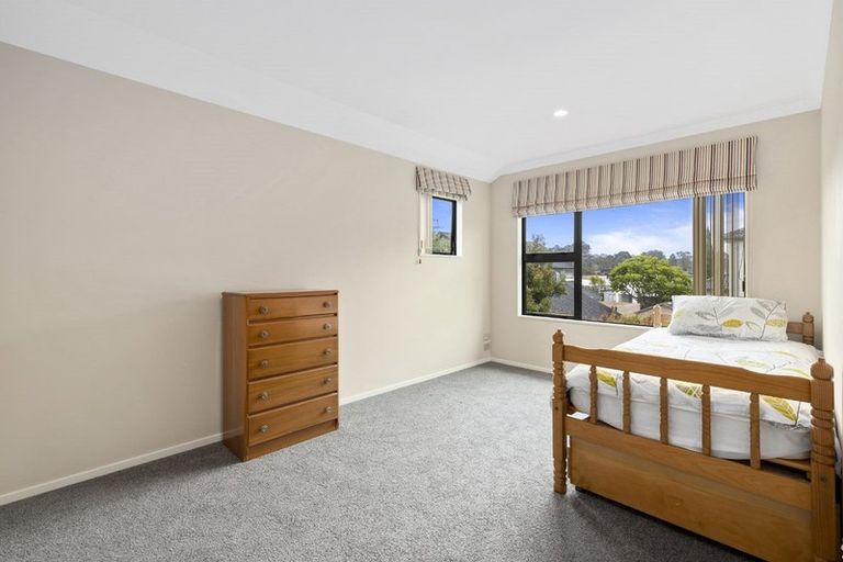 Photo of property in 21 Newbury Place, Schnapper Rock, Auckland, 0632