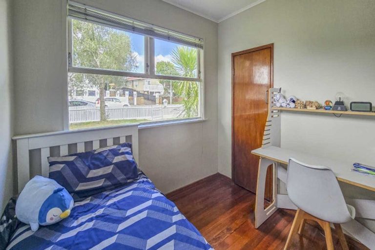Photo of property in 1 Coburg Street, Henderson, Auckland, 0612