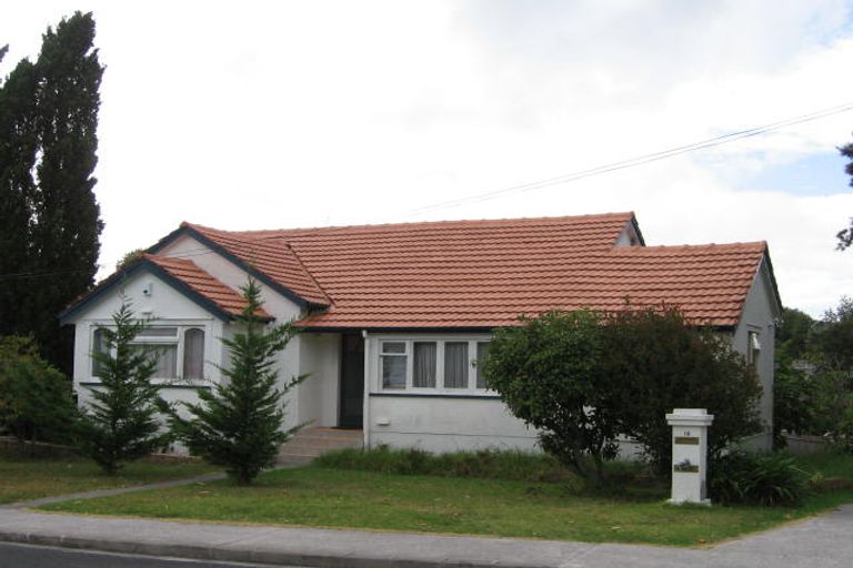Photo of property in 18 Vardon Road, Green Bay, Auckland, 0604