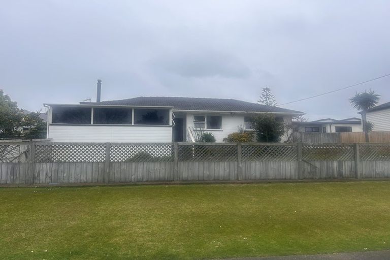 Photo of property in 2a Chapman Road, Te Atatu Peninsula, Auckland, 0610
