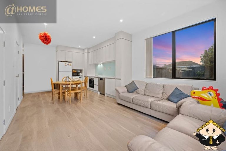 Photo of property in 5e Beach Road, Te Atatu Peninsula, Auckland, 0610
