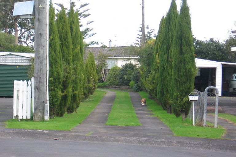 Photo of property in 17 Edgerton Road, Te Atatu Peninsula, Auckland, 0610