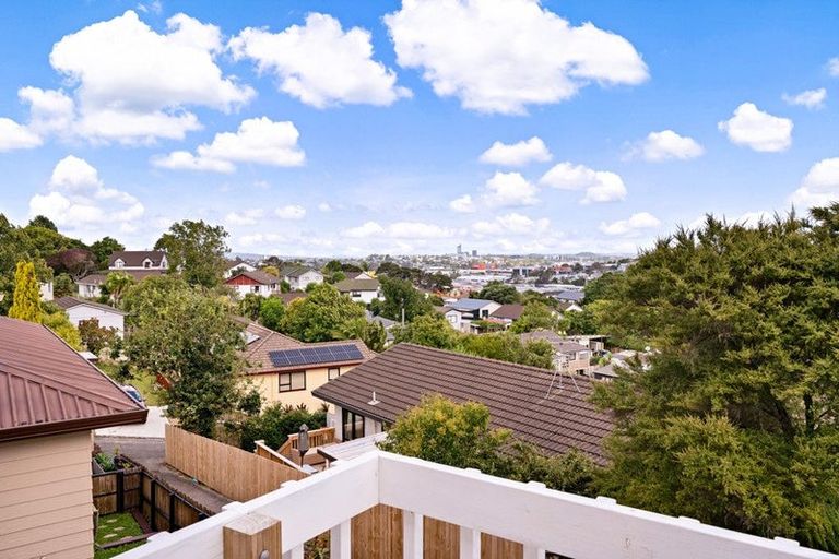 Photo of property in 2/16 Kupari Place, Totara Vale, Auckland, 0629