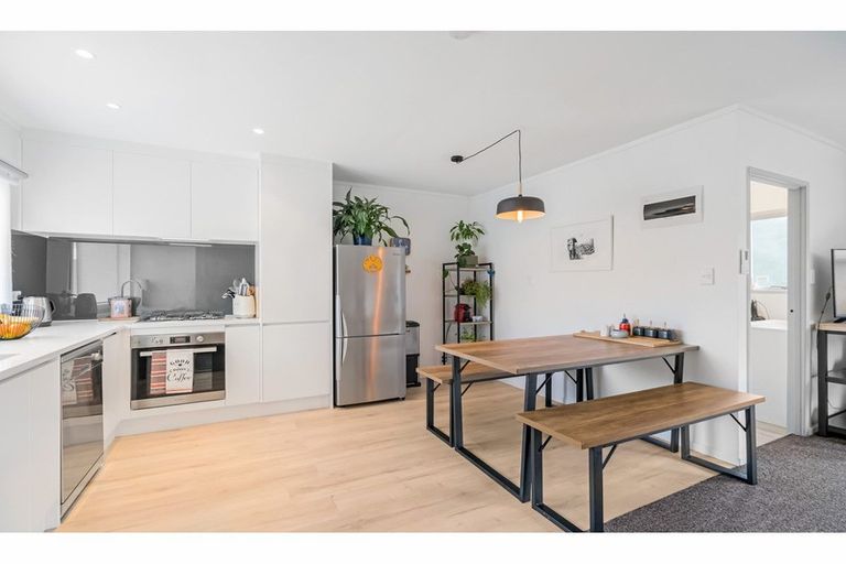 Photo of property in 1 Golf Road, New Lynn, Auckland, 0600