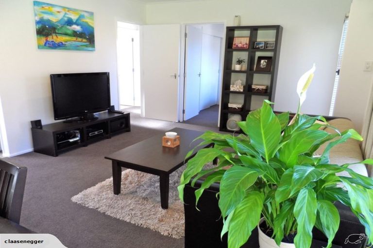 Photo of property in 2/60 Ayton Drive, Totara Vale, Auckland, 0629