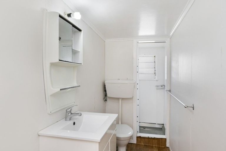 Photo of property in 29 Palm Avenue, Lyall Bay, Wellington, 6022