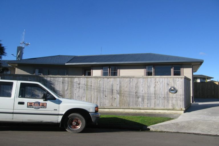 Photo of property in 27 Piper Place, Roslyn, Palmerston North, 4414