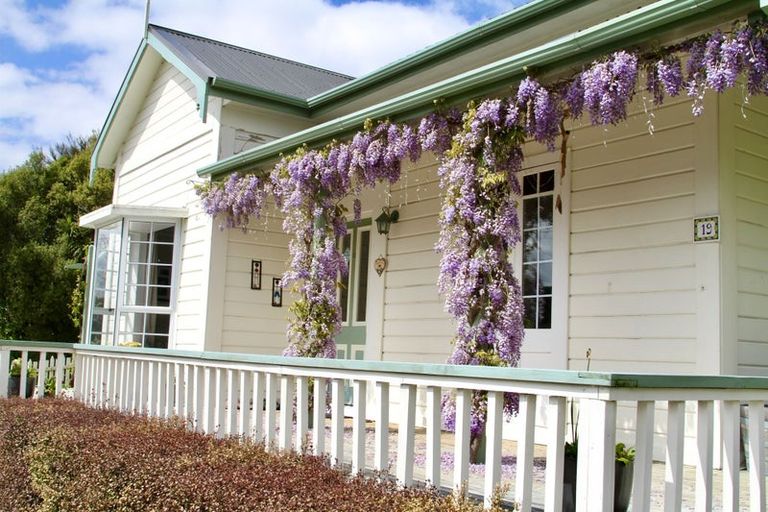 Photo of property in 19 Milton Terrace, Picton, 7220