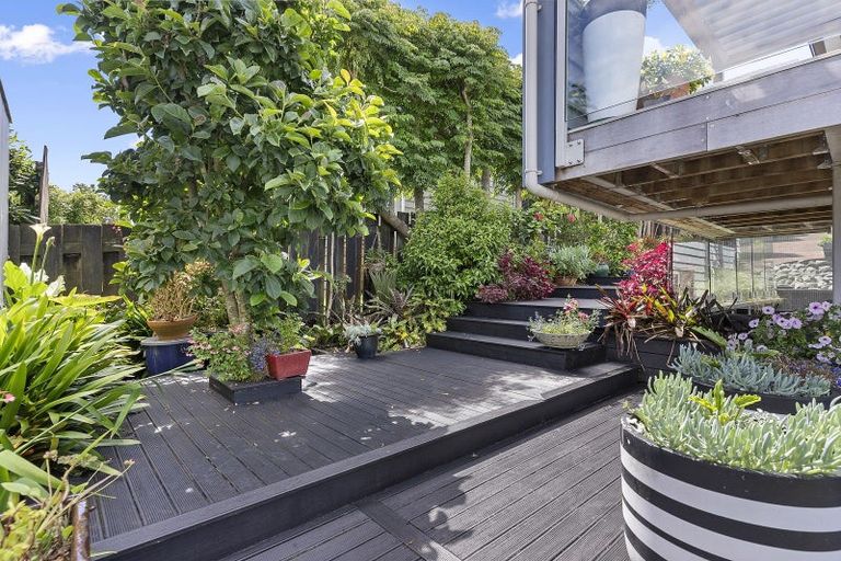 Photo of property in 2/46 Sunset Road, Unsworth Heights, Auckland, 0632