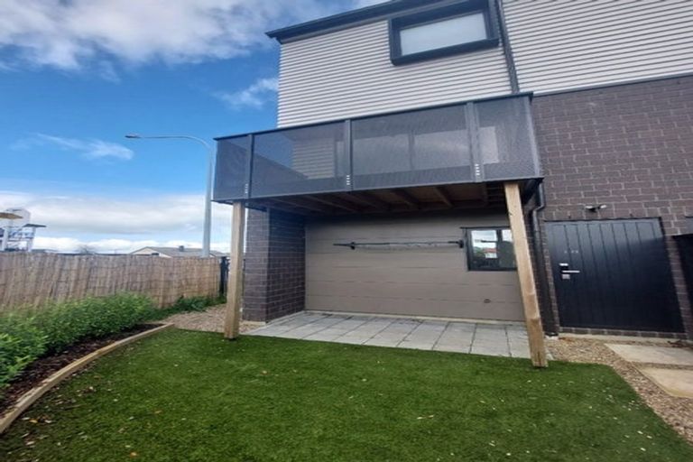 Photo of property in 1/1 Fruitvale Road, New Lynn, Auckland, 0600