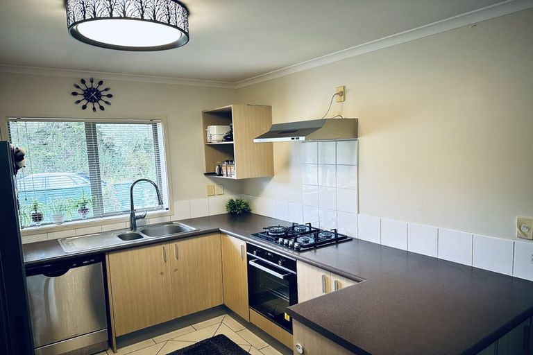 Photo of property in 27 Verdale Circle, Glen Eden, Auckland, 0602