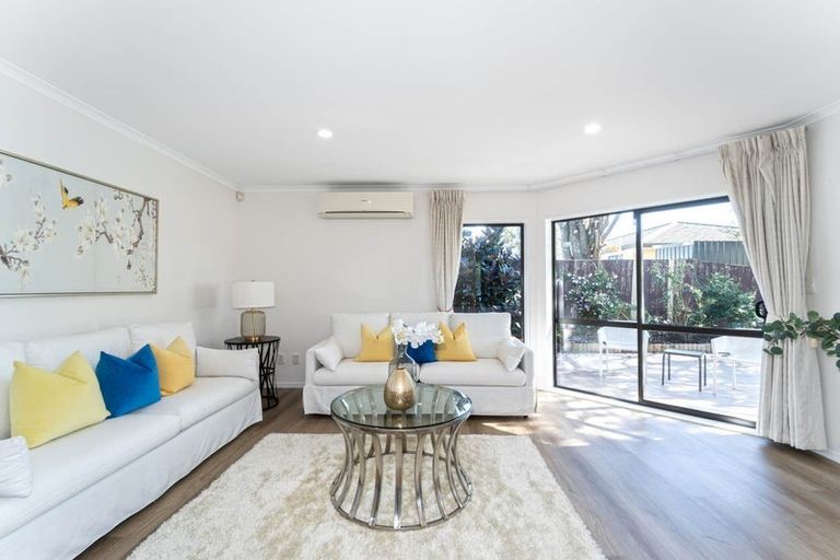 Photo of property in 17 Copplestone Place, New Lynn, Auckland, 0600