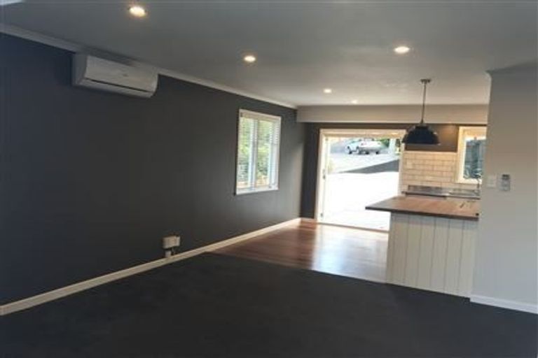 Photo of property in 27 Ellice Road, Totara Vale, Auckland, 0629