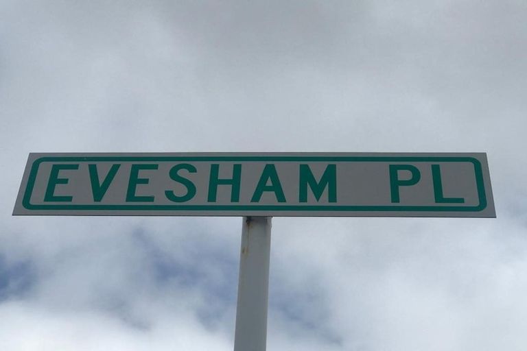 Photo of property in 22 Evesham Place, Newlands, Wellington, 6037